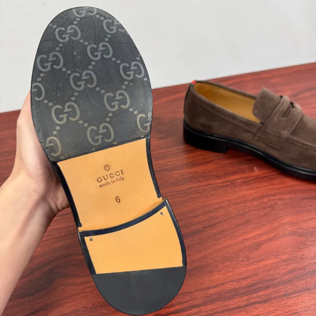 Batch 980 Gucci/Gucci new men's solid color leather loafers! These elegant loafers are crafted from soft suede calfskin and are available in two styles. The upper is decorated with genuine leather buckles, adding low-key and unique logo pattern elements. Simple style design. Classic European and American last style. Standard style. Red and green webbing decoration on the heel embellishes brand style details. Select high-quality leather, look at the details for textured workmanship, dyed calfskin lining, uniform and delicate pores, soft and comfortable. Thickened leather outsole, composite rubber bottom sheet at the heel, excellent foot comfort, wear-resistant and non-slip, the first choice for light luxury, versatile for footwear, and comes with a full set of packaging! Size: 39-40-41-42-43-44 leather shoe size (38.45.46 can be customized) Item number: 812168 Suede coffee color